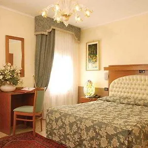 https://il-moro-di-venezia.hotelinveneto.com